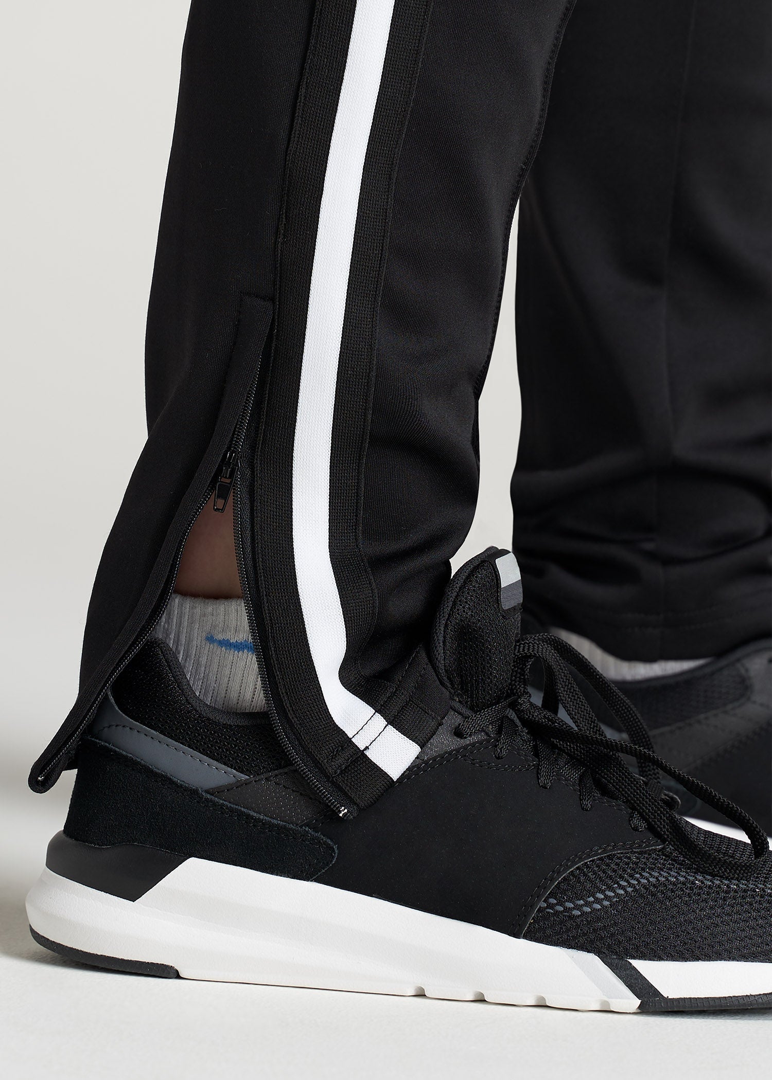 American-Tall-Women-Athletic-StripePant-Black_White-zipper