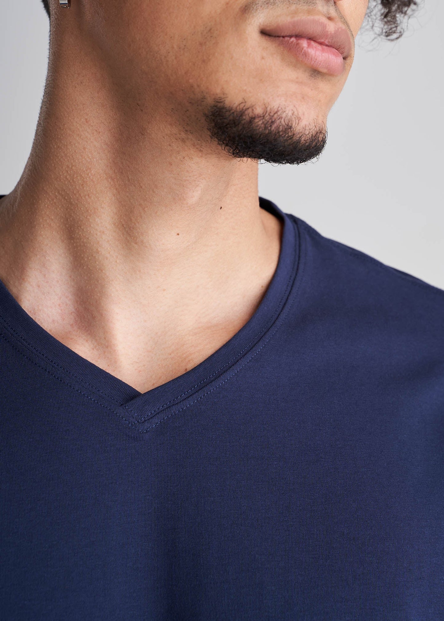 American_Tall_Men_Essentials_Regular_Fit_Vneck_Tee_Navy-Detail