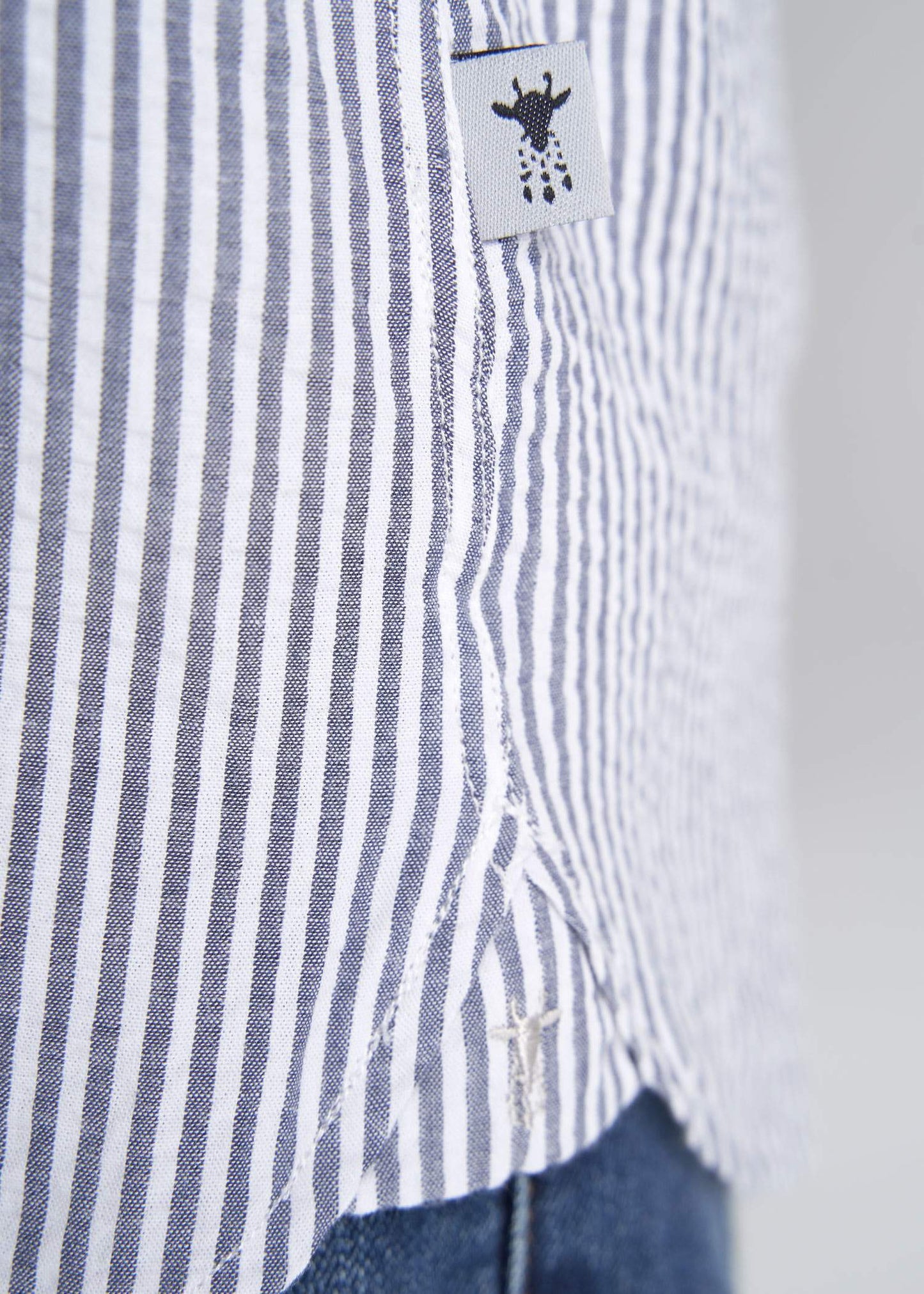 American_Tall_Mens_SS_Seersucker_GreyWhite_Stripe-sidedetail