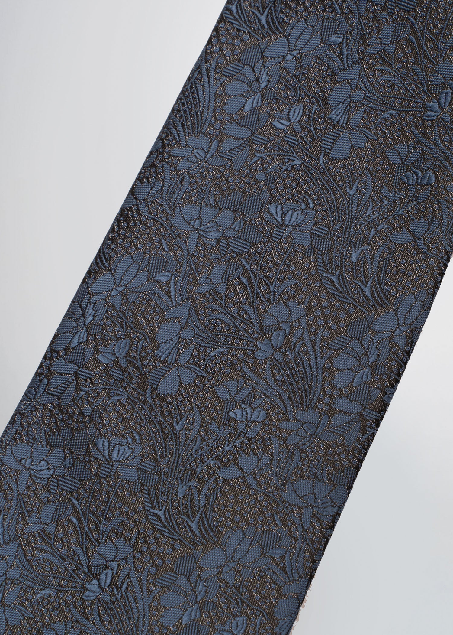      american-tall-means-tie-charcoal-floral-detail