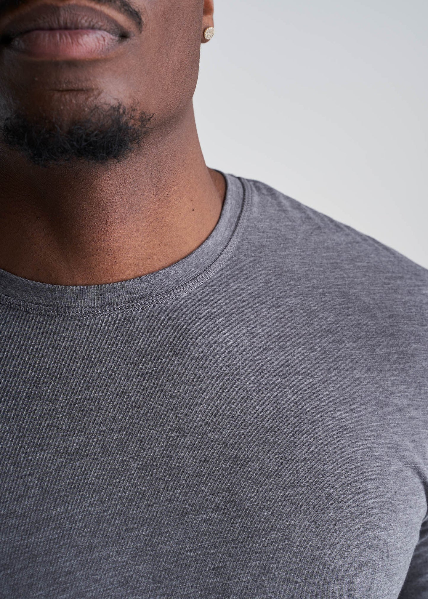 american_tall_men_essentials_slim_fit_crewneck_longsleeve_charcoalmix-detail