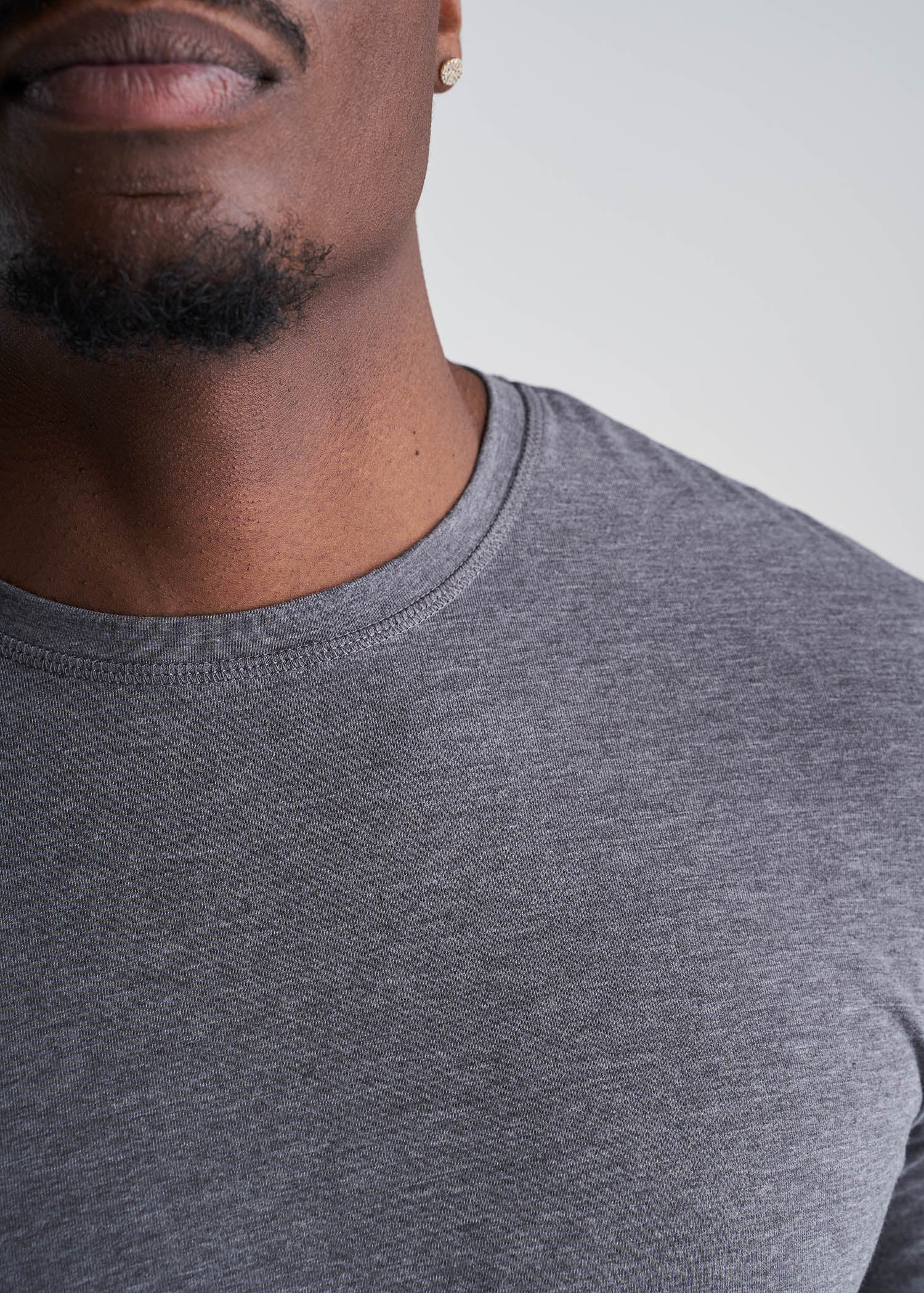 american_tall_men_essentials_slim_fit_crewneck_longsleeve_charcoalmix-detail