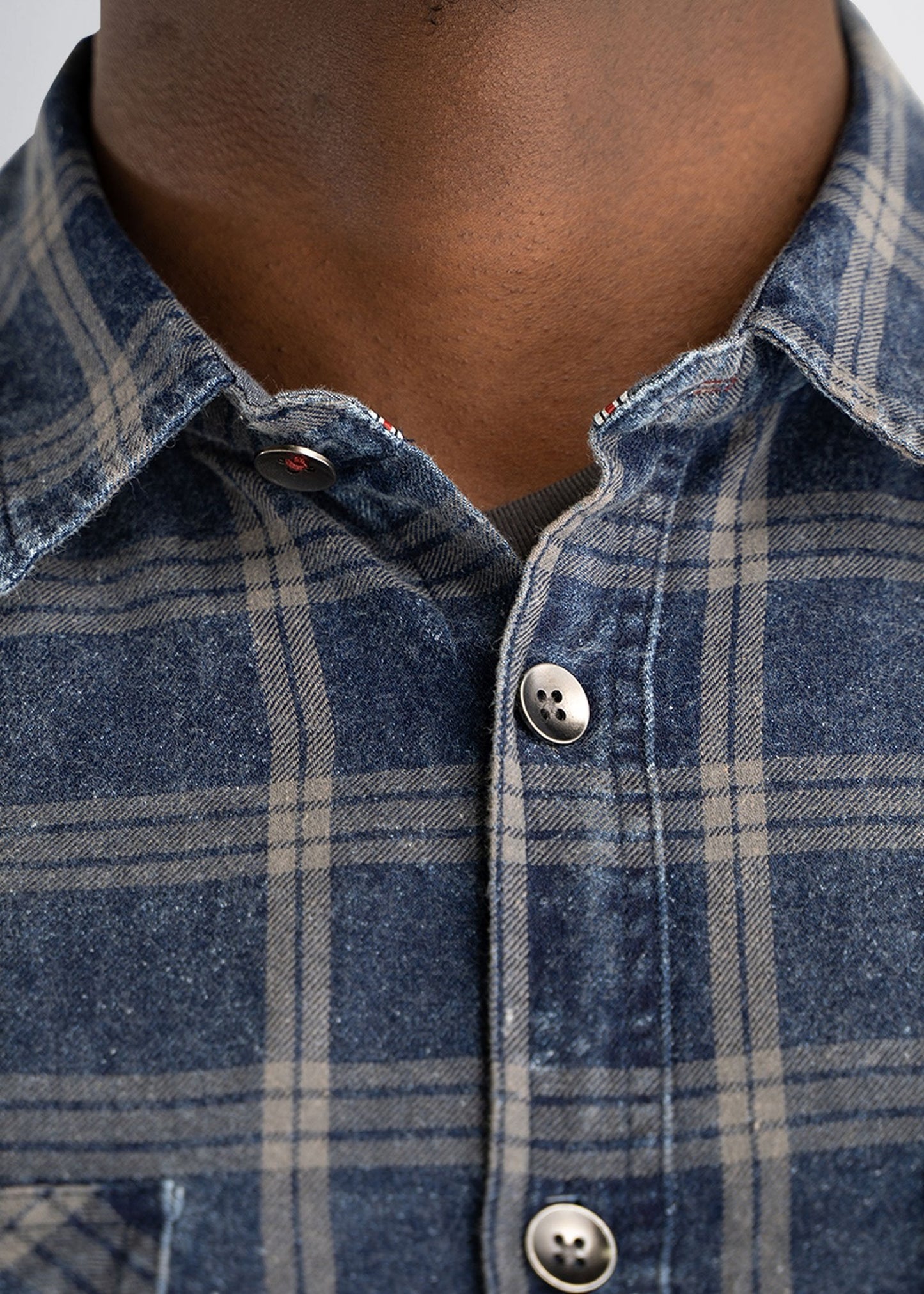 americantall-indigowash-darkblue-detail-neckcloseup
