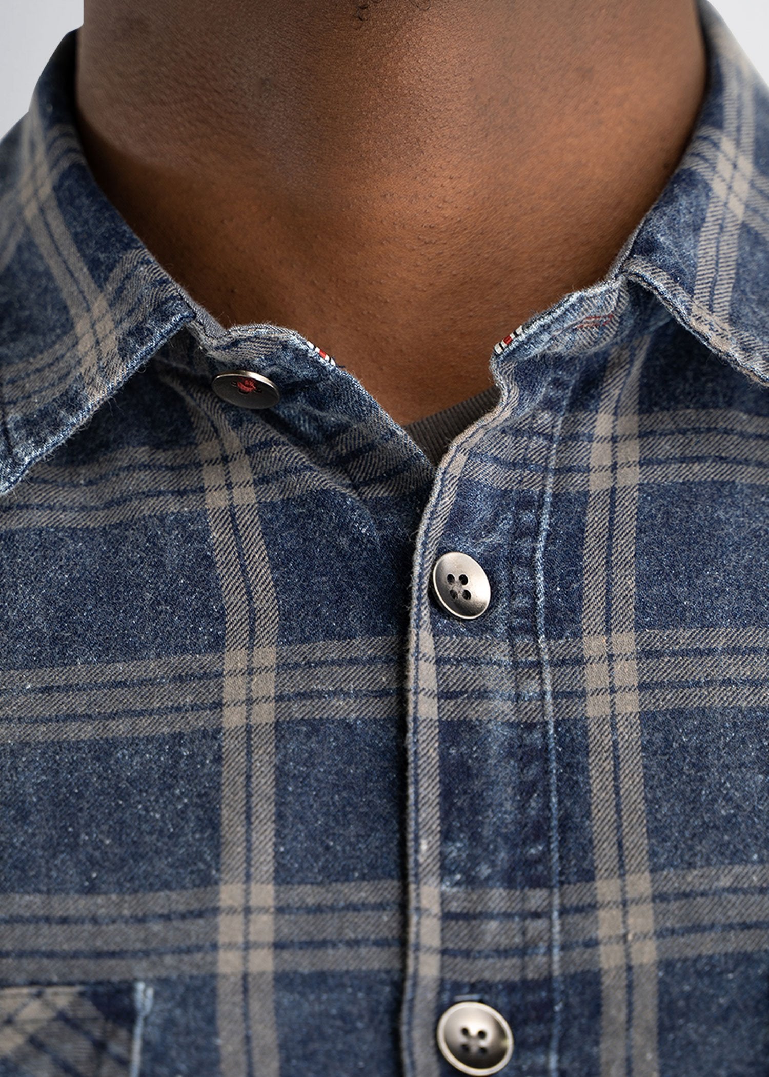 americantall-indigowash-darkblue-detail-neckcloseup
